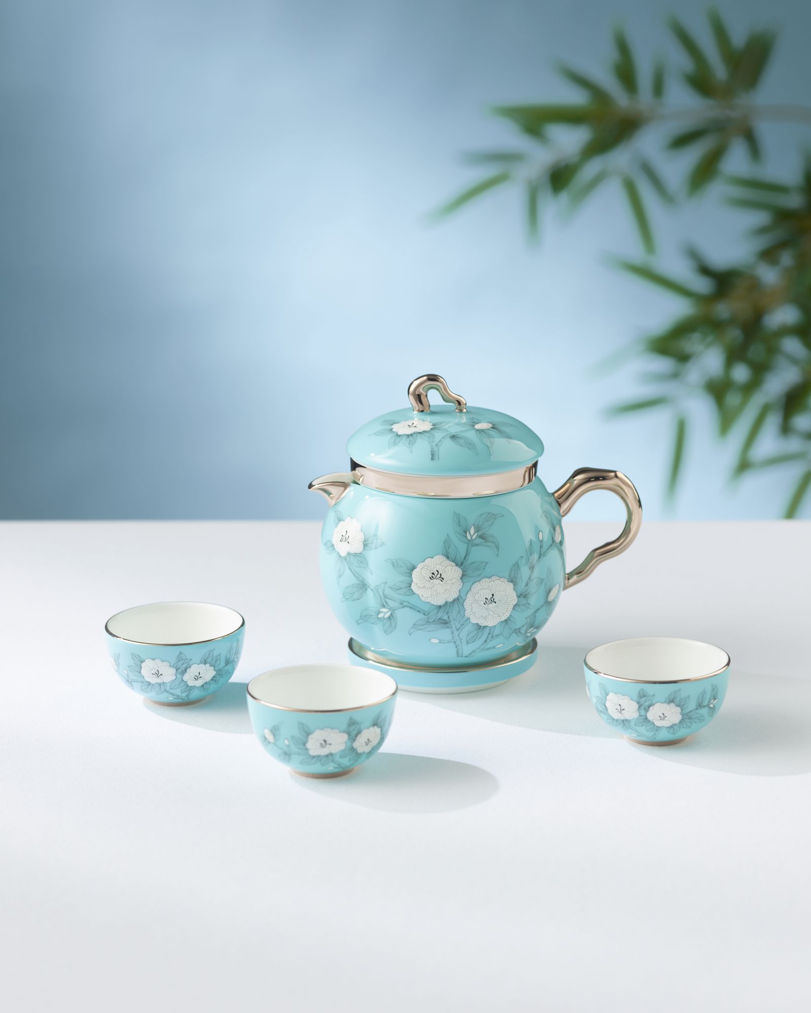Madam Porcelain – Hand‑Painted Blue 7‑Piece Travel Set