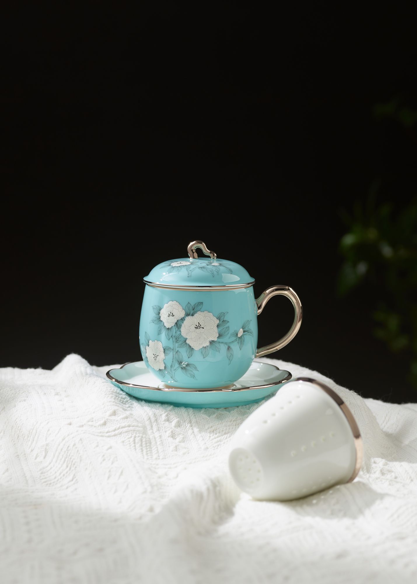Madam Porcelain – Hand‑Painted Blue 4‑Piece Covered Cup Set