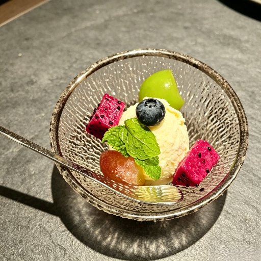 Saisonobst mit Eiscreme für zwei Personen