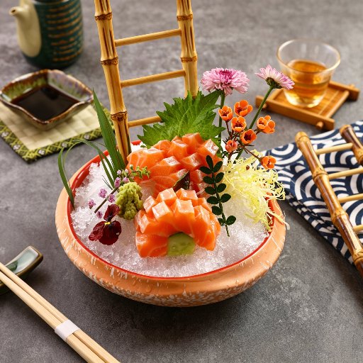 Dick geschnittenes Sashimi vom Lachsbauch