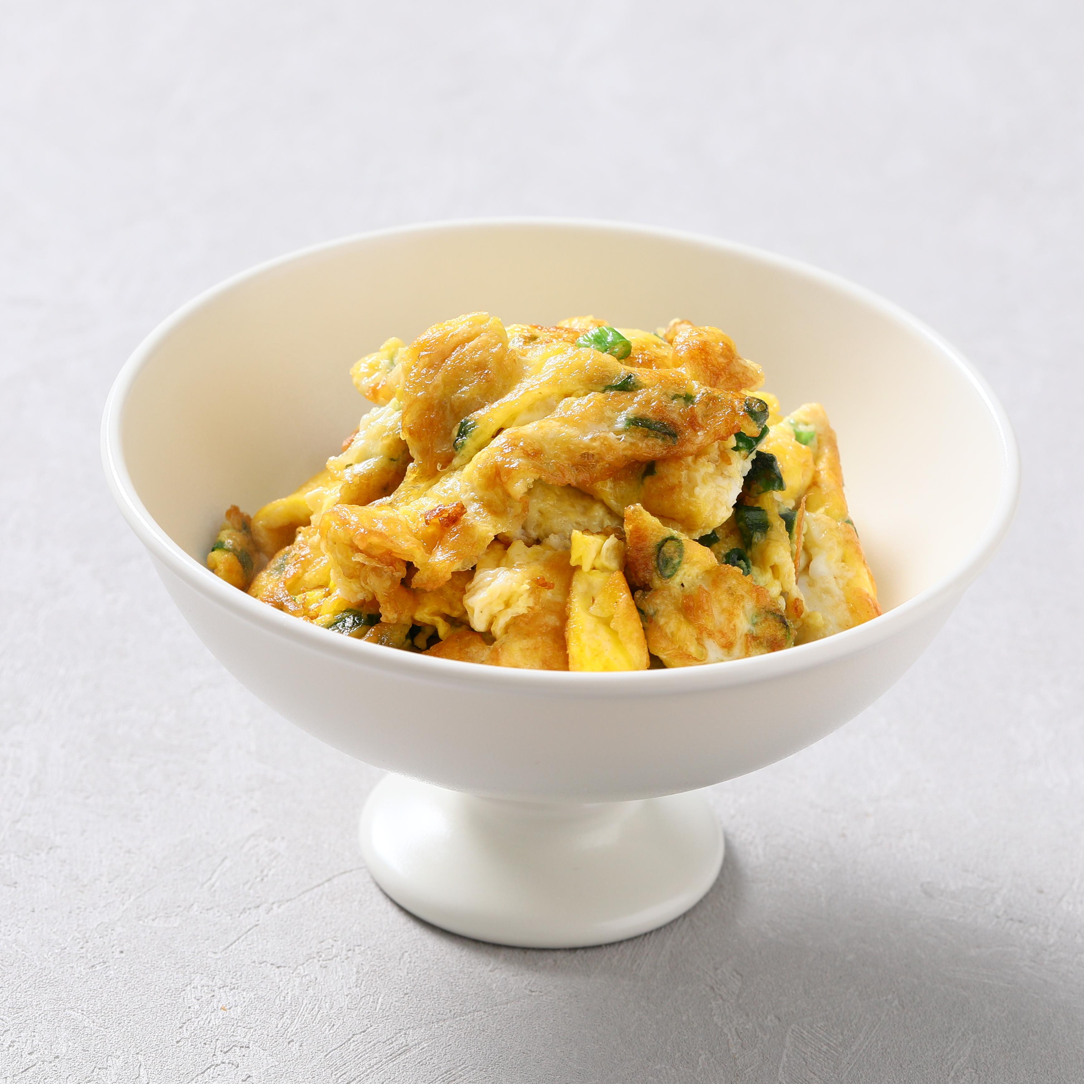 Scrambled eggs with spring onions