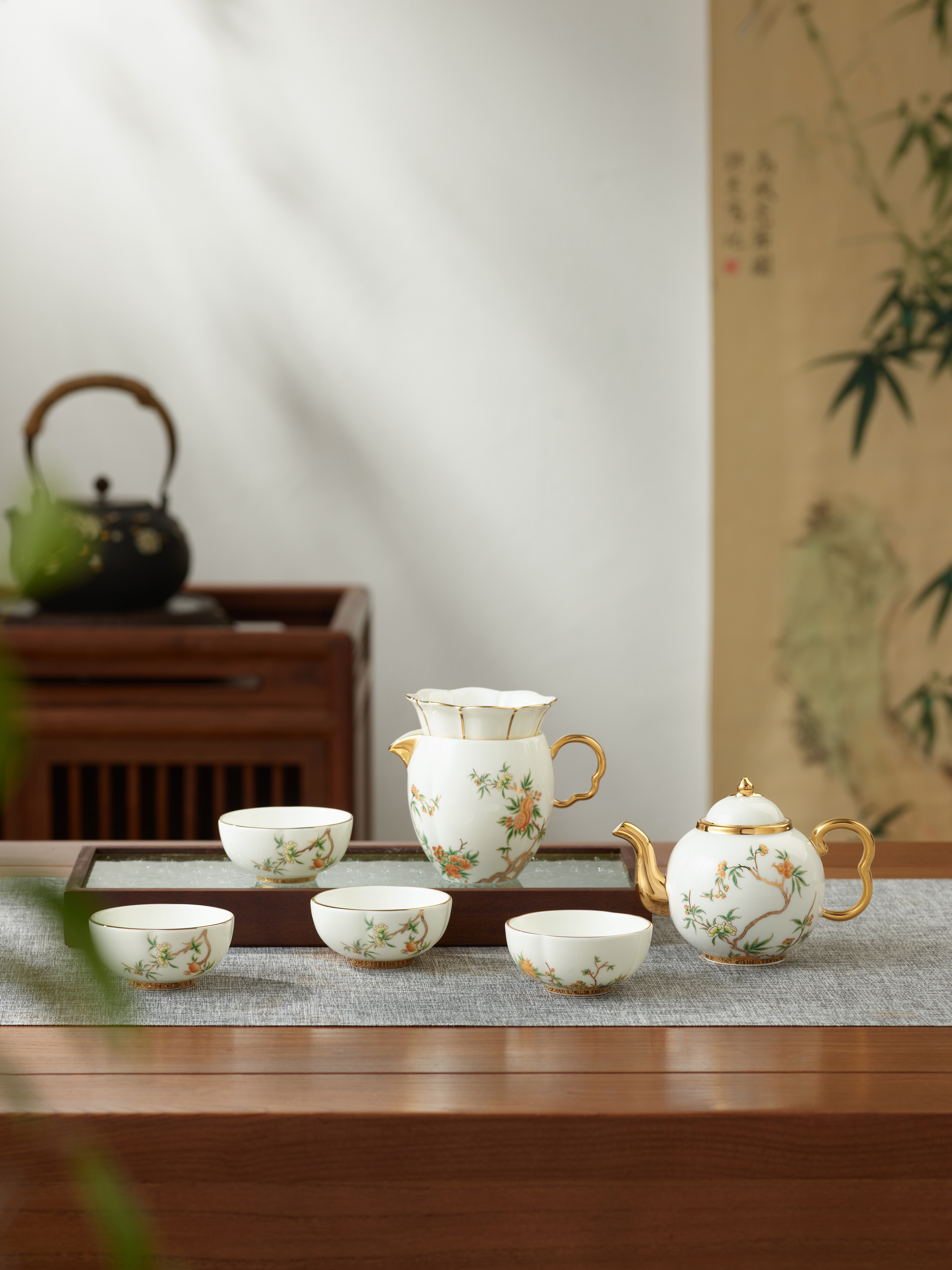 Madam Porcelain – Pomegranate Home 8‑Piece Tea Set (Serves 4)