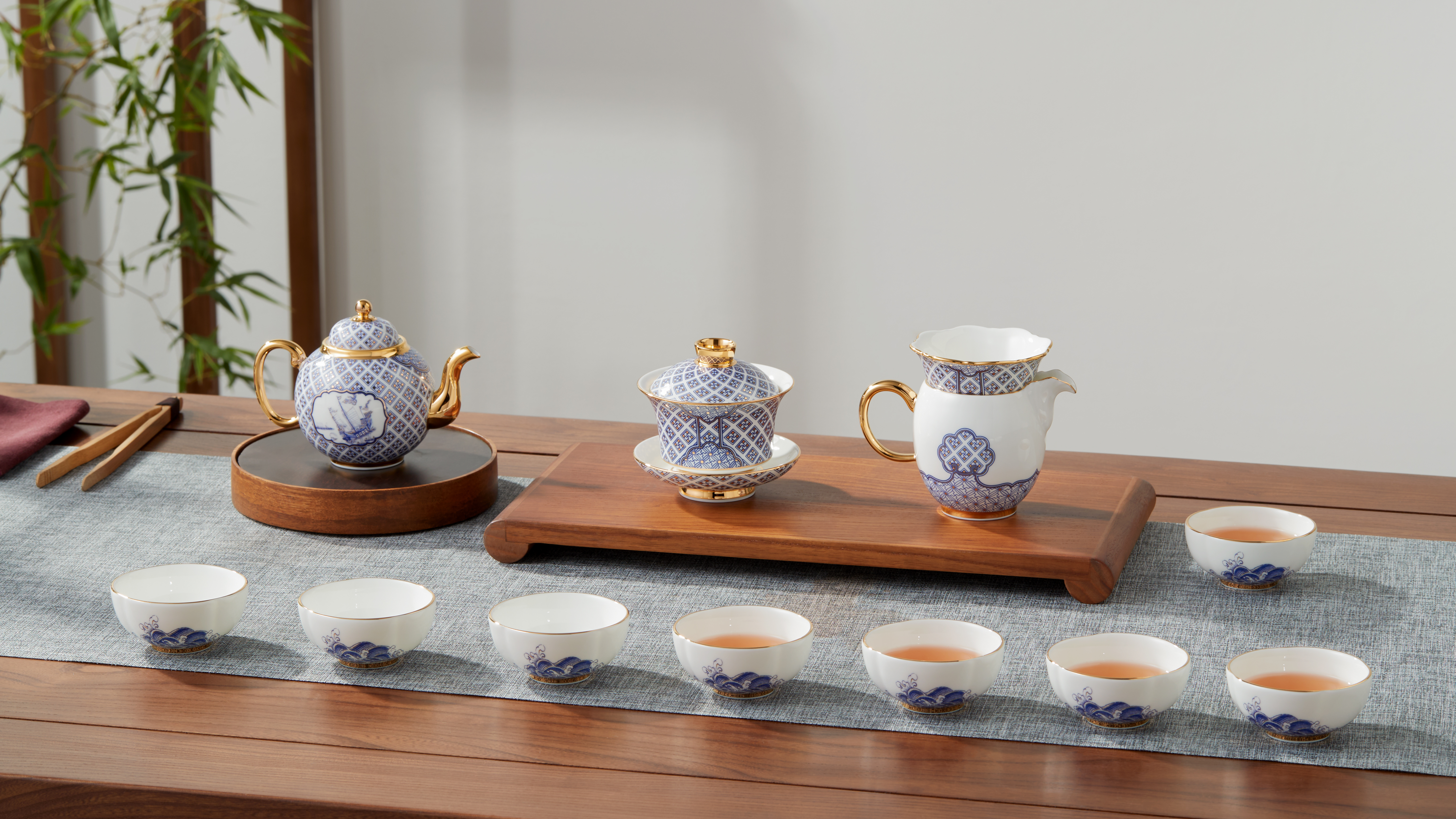 "Gentleman Porcelain – Universal Peace" 15-Piece Tea Set (for 8 persons)